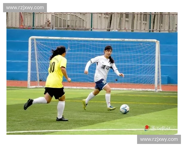 女足赛场英姿飒爽 展现力量与技巧的精彩对决